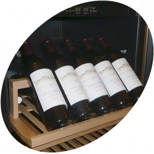 Шкаф холодильный для вина, 163бут. (416л), 1 дверь стекло, 14 полок, ножки, +5/+10 и +10/+18С, дин.охл., черный, R600a, LED