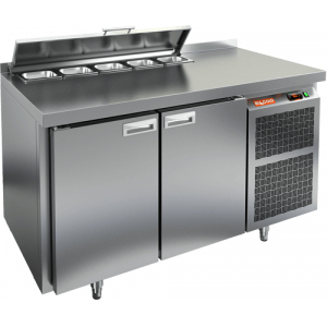 Стол холодильный саладетта, GN1/1, L1.37м, без борта, 3 двери глухие, ножки, +2/+8С, нерж.сталь, дин.охл., агрегат нижний, гнездо 4GN1/1, крышка, разд HICOLD 62771